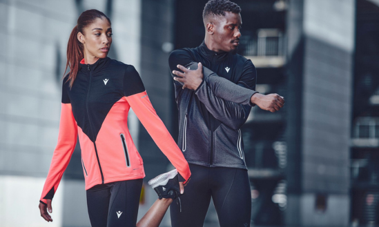 Srovnání sportovních materiálů: Polyester vs. bavlna